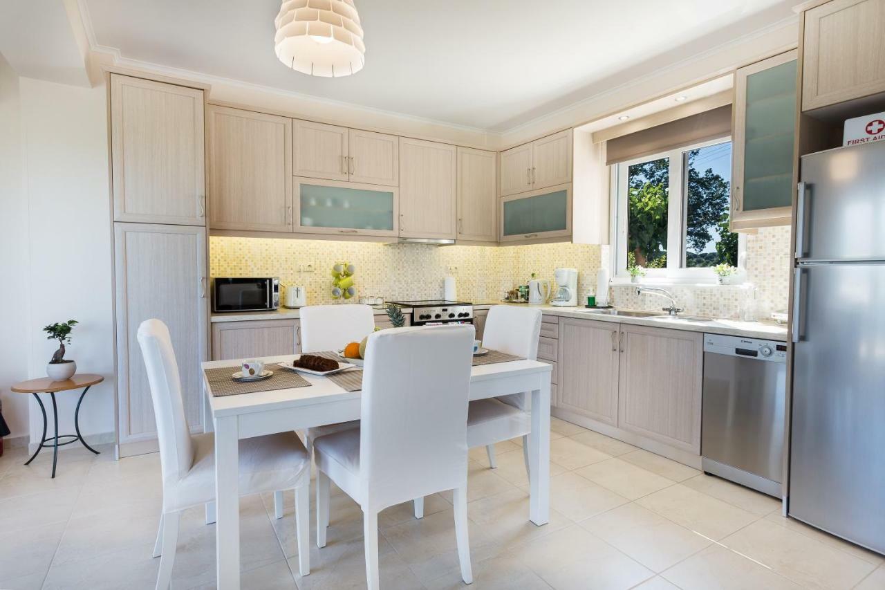 Villa Oasis Galatás Екстериор снимка